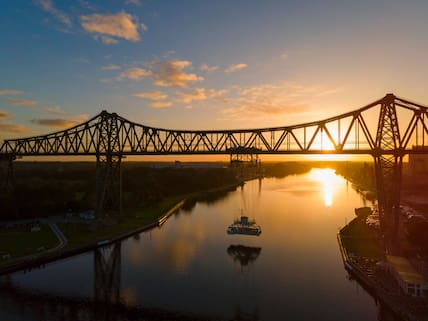 Blick bei Sonnenuntergang auf eine Schwebefähre in Rendsburg am Nord-Ostsee-Kanal