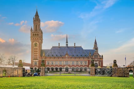 Friedenspalast in Den Haag von außen.