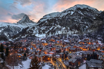 Das beeindruckende Matterhorn mit der wunderschönen Kleinstadt Zermatt.