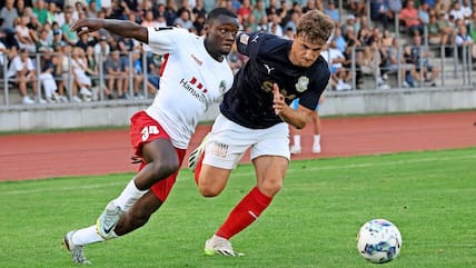  Emanuel Adou (l.) spielte vergangene Saison selbst noch im SHFV-Landespokal gegen Phönix – jetzt wird er das Trikot der „Adler“ tragen. Hier ist er im Zweikampf mit dem Ex-VfBer Jan Lippegaus. 