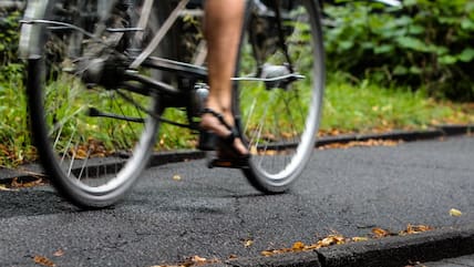 Am Mittwoch, 29. Mai, stieß ein Fußgänger mit einem Radfahrer zusammen und flüchtete. Die Polizei sucht Zeugen.