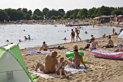 Der überwachte Strand an der Xantener Südsee ist ein tolles Ausflugsziel für Familien mit Kindern.