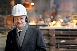 Bundeskanzler Olaf Scholz beim Besuch der 'Friedrich Wilhelms-Hütte' (FWH) Stahlguss GmbH. Mülheim an der Ruhr, 02.04.2022