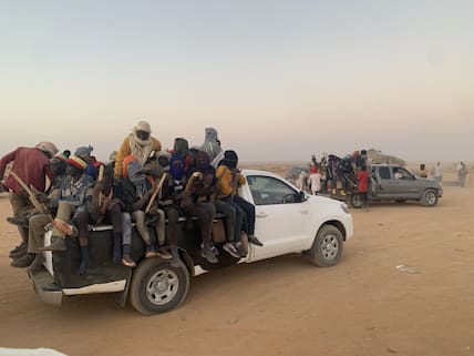 Jeden Dienstag bricht eine Kolonne von 70 und 130 Kleinlastern mit Migranten aus dem nigrischen Agadez ins südlibysche Sabha auf. Die Fahrt auf einem der Toyota-Pick-ups kostet umgerechnet etwa 200 Euro, Nebenkosten kommen hinzu. 