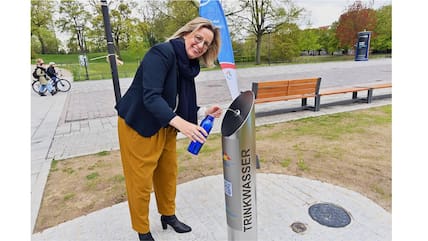 Umweltsenatorin Ute Fischer-Gäde am neuen Rostocker Trinkwasserbrunnen nahe des Kröpeliner Tores. Dort können sich Einheimische und Touristen jederzeit kostenlos frisches Trinkwasser abfüllen.