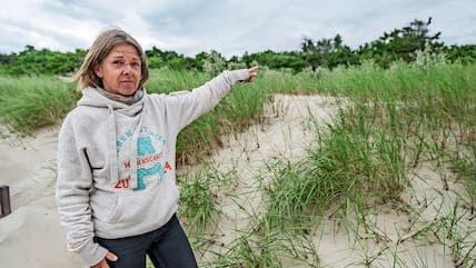 Claudia Blank (45) beobachtet regelmäßig Personen, die trotz Verbots die Dünen betreten und spricht die Dünensünder anschließend an.