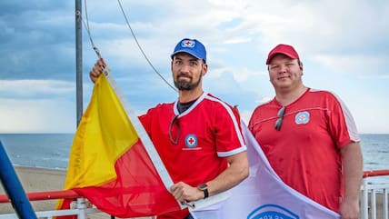 Die rot-gelb Flaggen signalisieren die Einsatzbereitschaft der Rettungsschwimmer. Seit dem 9. Mai werden sie wieder täglich bis September auf den Türmen gehisst.