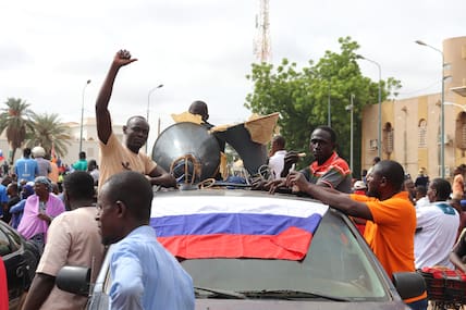 Menschen demonstrieren in Nigers Hauptstadt Niamey, um damit ihre Unterstützung für die Putschregierung zu zeigen. Bei der Demonstration wurden Parolen gegen Frankreich gerufen und russische Fahnen getragen.