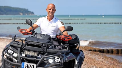  Stefan Bischoff ist  als Strandvogt für die Einhaltung der Rostocker Strandsatzung am rund 17 Kilometer langen Rostocker Strand zuständig.