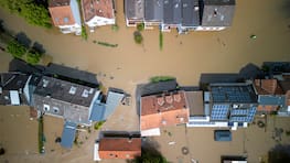 Die Elsässer Straße steht immer noch unter Wasser und ist für Fußgänger nicht passierbar. Bewohner im überschwemmten Kleinblittersdorf werden mit Feuerwehr-Booten von ihren Häusern zum Einkaufsmarkt gebracht. Wer im Haus bleibt wird von Helfern versorgt. Derzeit sind, nach Angaben der Feuerwehr, 70 Menschen von der Außenwelt abgeschnitten - Das Wasser steht immer noch hüfthoch.