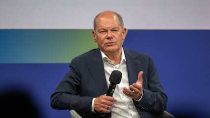 Bundeskanzler Olaf Scholz (SPD) beantwortet beim Ostdeutschen Wirtschaftsforum im Theater am See die Fragen der Teilnehmer.