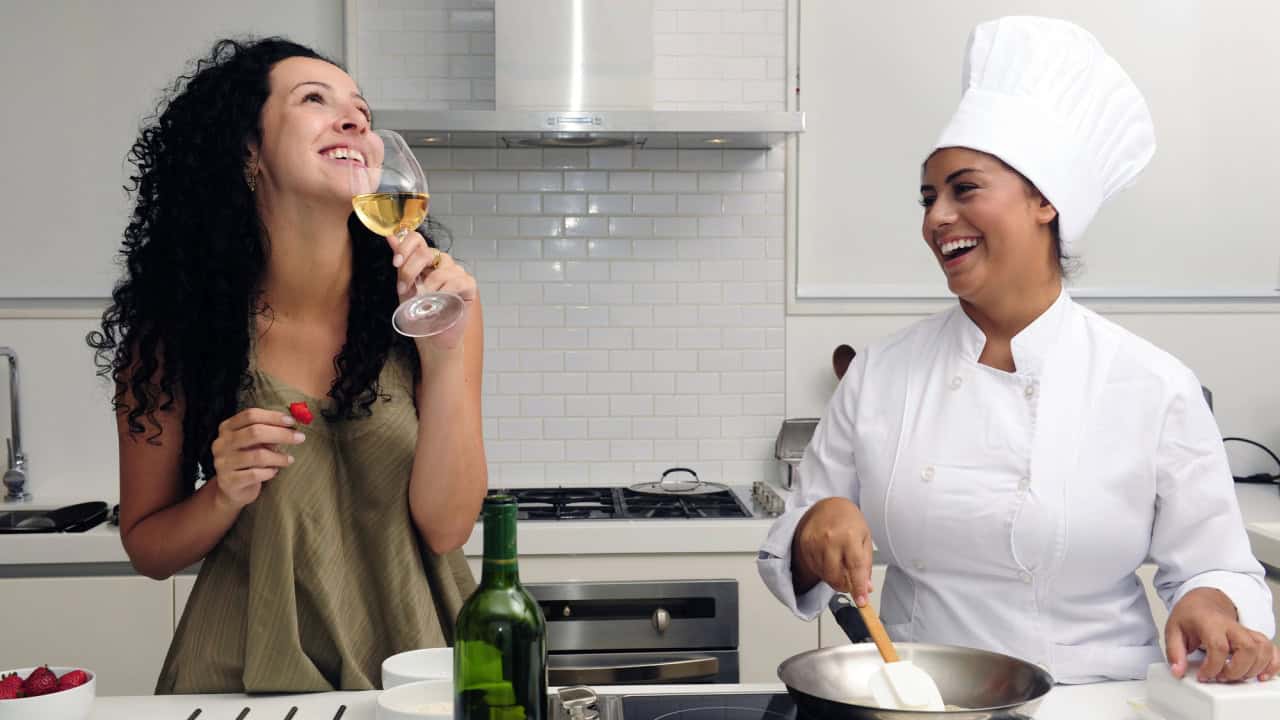 Cookery course: woman drinking wine