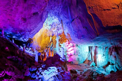 Eine künstlerische Lichtillumination beleuchtet während einer Veranstaltung die Dechenhöhle in Iserlohn.