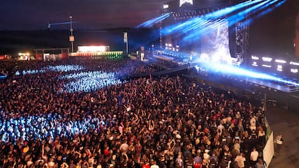 Fans verfolgen den Auftritt der britischen Rockband Muse vor der Hauptbühne des Festivals Rock am Ring im Jahr 2022.