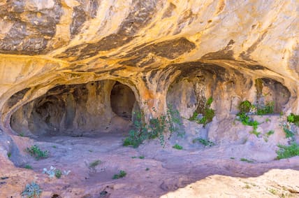 Blick auf den EIngang in die Karain-Höhle.