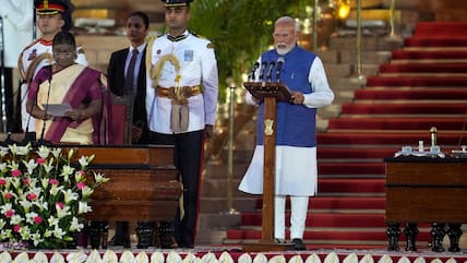 Narendra Modi (r) wird von Präsidentin Draupadi Murmu (l) im Rashtrapati Bhawan als Premierminister vereidigt. Der 73-jährige Regierungschef ist erst der zweite indische Premierminister, der für eine dritte Amtszeit an der Macht bleibt.