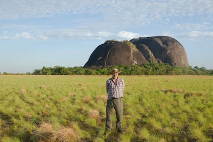 Projektleiter Dr. Jose Oliver vor dem Granithügel am Orinoco, an dem monumentale Felskunst entdeckt wurde. 