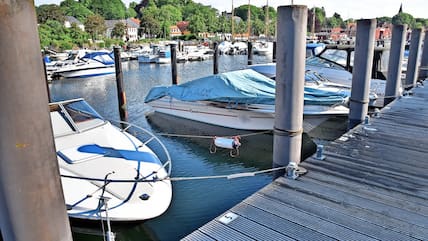 Im Innenhafen an der Schiffbrücke ist ein Motorboot ausgebrannt und inzwischen aus dem Wasser geholt. Die Nachbarboote wurden durch die Flammen leicht beschädigt.