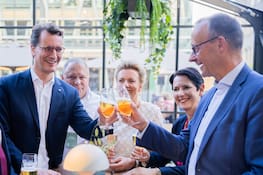 dpatopbilder - 21.06.2023, Berlin: Hendrik Wüst (CDU, l), Ministerpräsident von Nordrhein-Westfalen, und Friedrich Merz, CDU-Bundesvorsitzender, stoßen beim Sommerfest der Landesvertretung Nordrhein-Westfalen beim Bund an. Foto: Christoph Soeder/dpa +++ dpa-Bildfunk +++