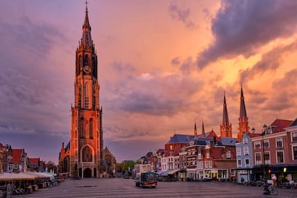 Nieuwe Kerk, Neue Kirche Evangelische Kirche auf dem Delfter Marktplatz Markt mit dramatischem Himmel bei Sonnenuntergang.