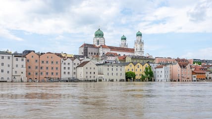 Teile der Altstadt von Passau sind vom Hochwasser der Donau überschwemmt.