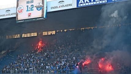 Beim Abstiegsspiel des FC Hansa Rostock gegen den SC Paderborn zünden Fans auf der Südtribüne Pyrotechnik. Mit Bengalos, Böllern und schwarzen Rauch sorgen sie fast für einen Spielabbruch.