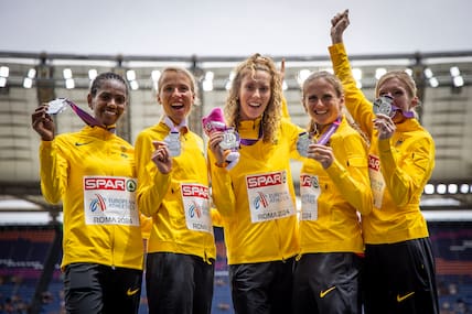 Melat Yisak Kejeta, Domenika Mayer, Esther Pfeiffer, Fabienne Königstein und Katharina Steinruck jubeln über Silber.