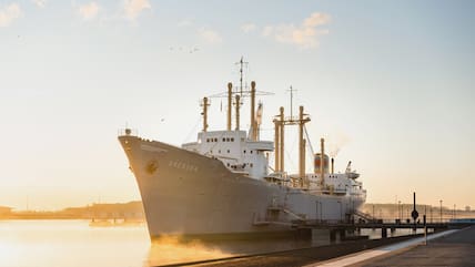 Das Traditionsschiff MS Dresden liegt als Schifffahrtsmuseum Rostock am Ufer der Warnow ist direkt am IGA Park angedockt.