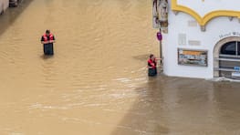 04.06.2024, Bayern, Passau: Rettungskräfte stehen im Hochwasser der Donau. In Bayern herrscht nach heftigen Regenfällen vielerorts weiter Land unter. Foto: Armin Weigel/dpa +++ dpa-Bildfunk +++