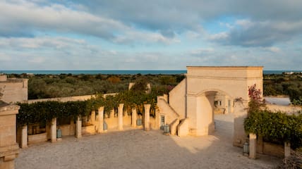 Borgo Egnazia ist umgeben von Bergen, Olivenbäumen und liegt direkt am Meer.