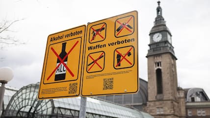 Ein neues Hinweisschild zum Verbot von Alkoholkonsum ist am Hachmannplatz vor dem Hauptbahnhof zu sehen.