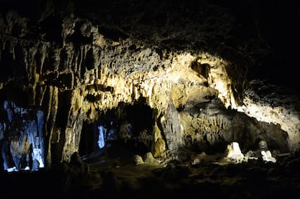 Die König-Otto-Tropfsteinhöhle führt in fremdartige Welten.