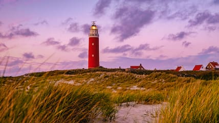 Holländische Insel Texel Holland im Sommerabend mit Sanddünen im Vordergrund.