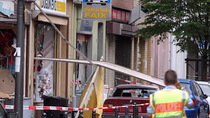 Nordrhein-Westfalen, Köln: Ein Polizist sichert die Spuren einer Explosion in der Keupstraße. Am 9. Juni 2004 hatten NSU-Mitglieder vor einem Friseursalon eine Nagelbombe gezündet. 22 Menschen wurden verletzt, vier davon schwer (Archiv).