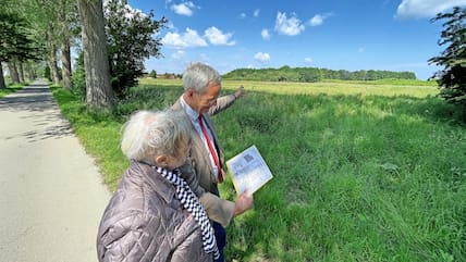 Gemeinsam für ein Hospiz in Ostholstein: Die Fördervereinsvorsitzende Beate Rinck und Hannes Wendroth von der Diakonie stehen am zukünftigen Bauplatz in Oldenburg.