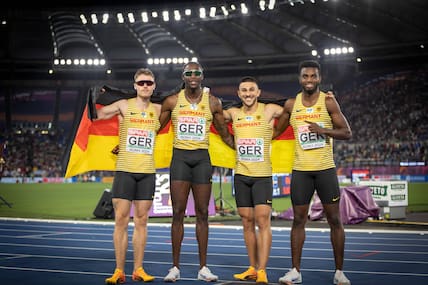 Posieren nach dem Gewinn der Bronzemedaille in der Staffel: Kevin Kranz, Owen Ansah, Deniz Almas  und Lucas Ansah-Peprah.