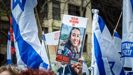 Ein Demonstrant hält während einer Demonstration, die die Freilassung von Geiseln aus der Hamas-Gefangenschaft fordert, ein Plakat der entführten Noa Argamani in der Hand (Archiv).