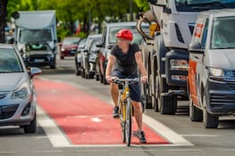 Gefährlicher Radweg in Mittellage zwischen Autospuren, Kreillerstraße in München-Trudering, Mai 2024 Deutschland, München, Mai 2024, Radweg in gefährlicher Mittellage zwischen Autospuren, an dieser Kreuzung Kreillerstraße Ecke Bajuwarenstraße war vor einer Woche eine Radfahrerin tödlich verletzt worden, als ein rechtsabbiegender LKW den in der Mitte liegenden Radweg kreuzte und dabei die Frau erfasste, die Stadt München prüft jetzt alle Radwege, die in Mittellage zwischen Autospuren liegen, Gefahr, Unfallgefahr, Verkehr, Radfahren, Spurwechsel, Sicherheit, Bayern, *** Dangerous cycle path in the middle position between car lanes, Kreillerstraße in Munich Trudering, May 2024 Germany, Munich, May 2024, Cycle path in a dangerous midd