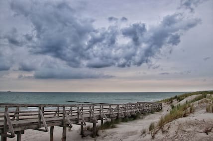 Diese Regenwolken über der Ostsee in Ahrenshoop auf dem Darß wurden von Anke Hanusik fotografiert.