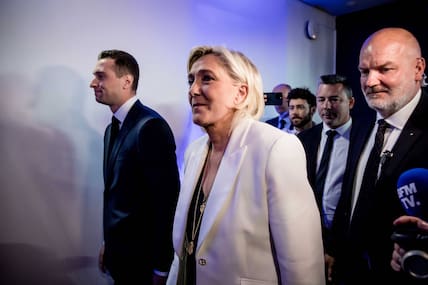 Jordan Bardella und Marine Le Pen treffen auf der Wahlparty vom Rassemblement National ein. 