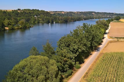 Idyllisches Radfahren erwartet Urlauberinnen und Urlauber auf dem Donau-Radweg.