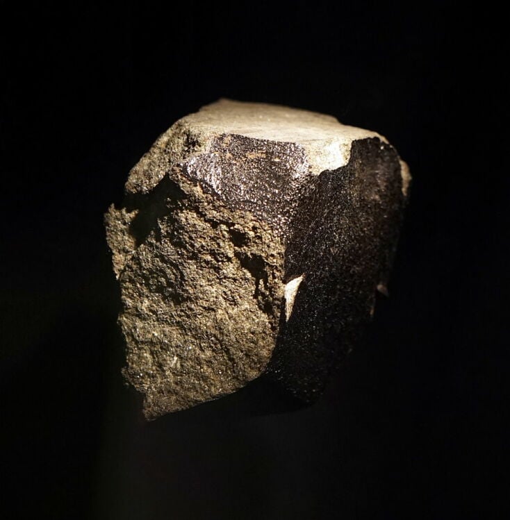 Displaying the Nahkla meteorite