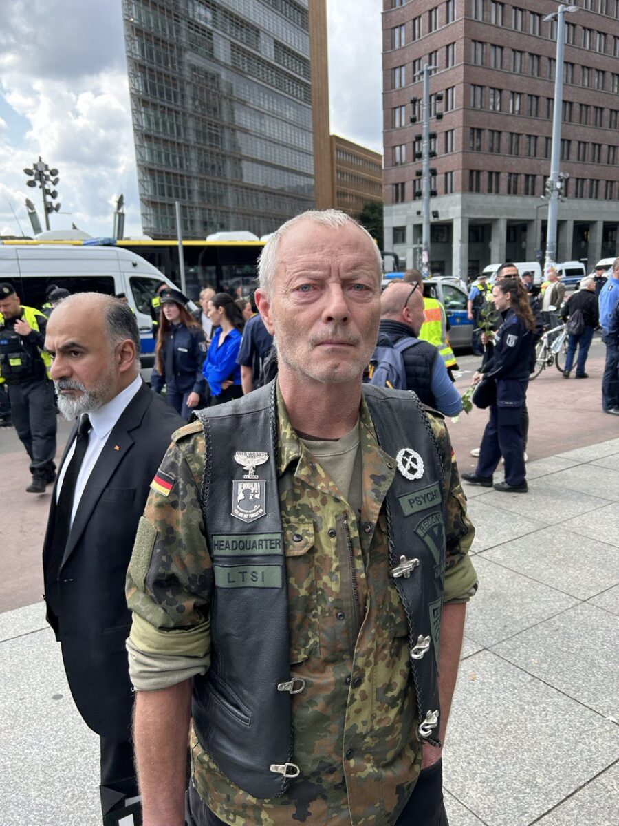 Michael ist ein Veteran der NVA. „Ich will, daß sich die Politik hinter die Polizei stellt“, sagt er Foto: JF