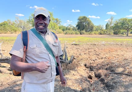 Nwambe Musialela führt bei Walking Safaris durch den Südluangwa-Nationalpark.